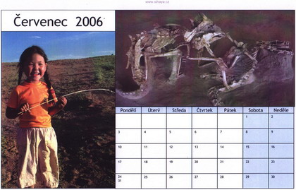 Kalendář 2006 - červenec: sběračka pažitky / souboj dinosaurů - klikni pro celý kalendář